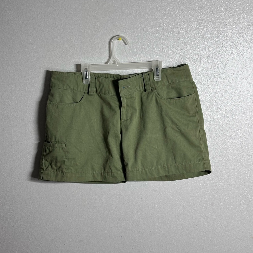 Under Armour‎ Performance Women Green Chino Shorts size 10.